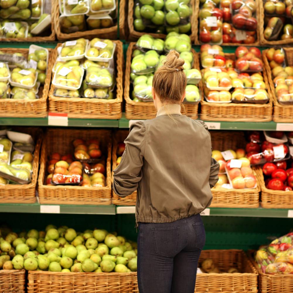 Una donna sceglie i prodotti al supermercato