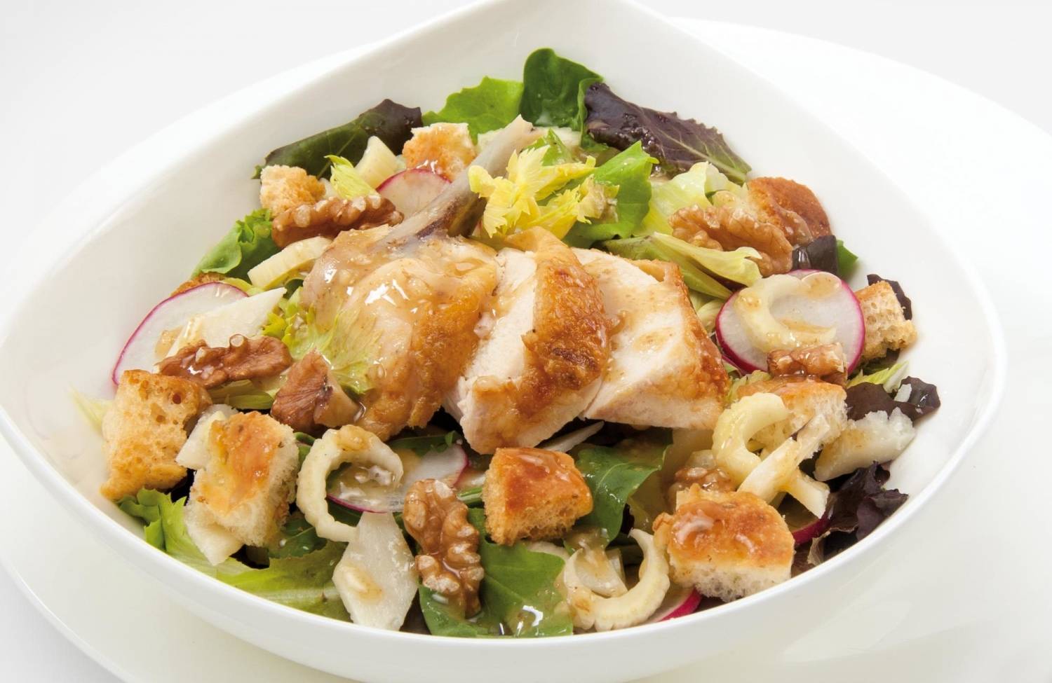 Chicken salad with croutons and walnuts cream