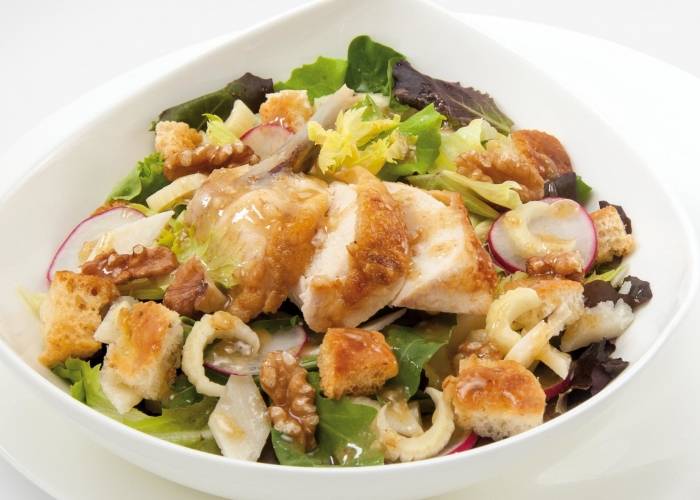 Ensalada de pollo con crutones y salsa de nuez
