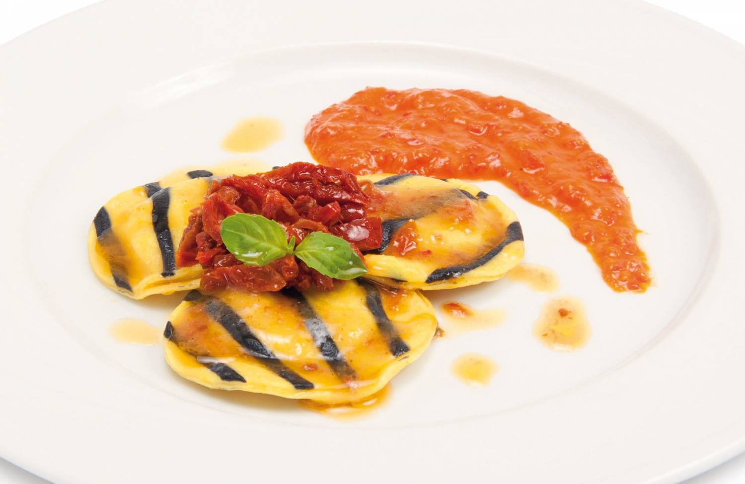 Ravioli à la crème de morue et de poivrons et filets de tomates séchées
