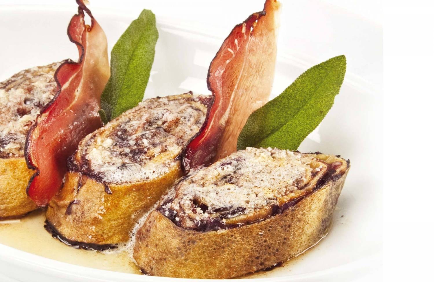 Girelle de pâte à crêpe avec radis et speck à la sauce au beurre