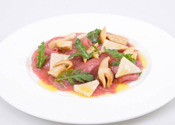 Rindercarpaccio mit Steinpilzen in Öl