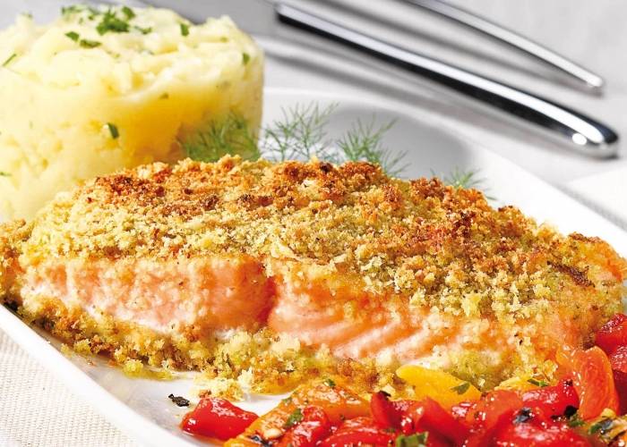 Tranche de saumon dorée à la pistache, avec pommes de terre et poivrons rôtis