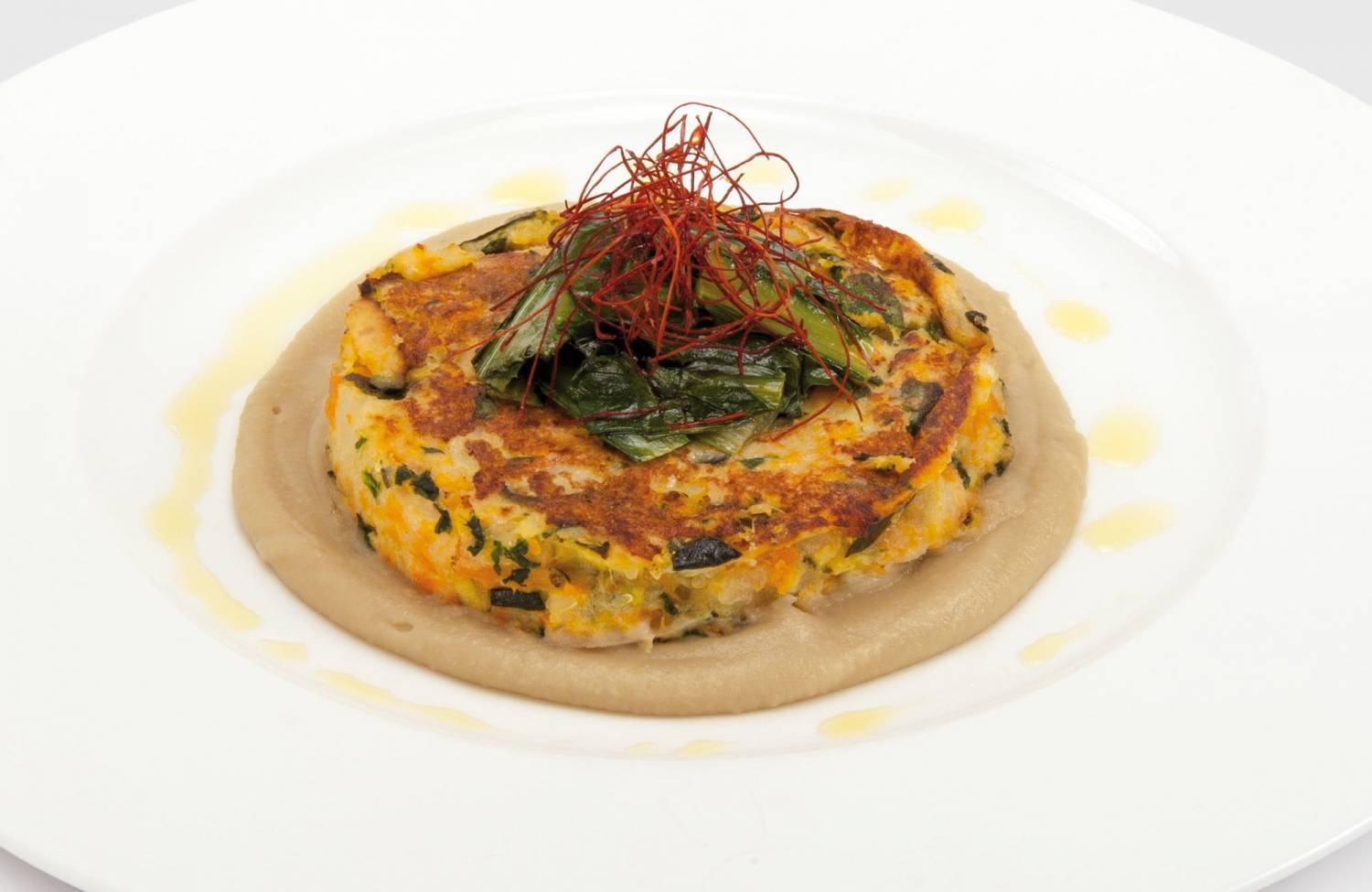 Hamburger de légumes sur crème d’aubergines et poêlée de chicorée