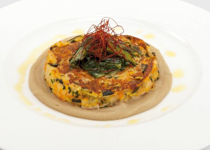 Hamburger de légumes sur crème d’aubergines et poêlée de chicorée