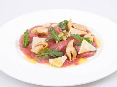 Carpaccio de res con setas porcini en aceite