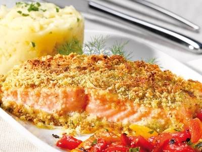 Filete de salmón dorado con pistachos, papas y pimientos asados