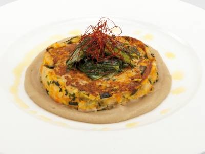 Hamburguesas de verduras con crema de berenjenas y achicoria guisada